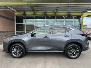 SUV de luxe L - NX 2023 Premium FWD 250 UTILISÉ EN BON ÉTAT - Product Image 5