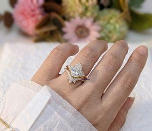 แหวนหมั้นเพชรโมอิสซาไนต์ทรงลูกแพร์ 2.50 กะรัต แบรนด์ Lurba Jewels หรูหรา ได้รับการรับรอง พร้อมชุดแหวนทองคำแท้ 14K สีเหลือง ประดับเพชรแบบหนามเตย สำหรับผู้หญิง - Product Image 5