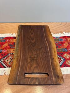Tabla de Cortar Moderna de Madera de Nogal de 20 por 12 Pulgadas, Tabla de Madera de Nogal Maciza con Mango Integrado para Cortar, Servir y Uso en la Cocina - Product Image 3