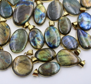Pendentif en labradorite naturelle en forme libre, plaqué or, pendentif en labradorite, charme, tous les labradorites magnifiques, faits à la main - Product Image 2