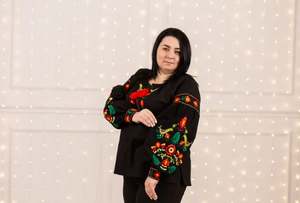 Robe de soirée élégante pour femmes ukrainiennes en coton brodé avec col haut et taille naturelle pour les fêtes - Product Image 2