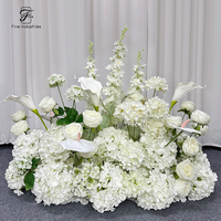 Zuiver witte bloemenkrans bruiloft welkomstbord entree decoratie