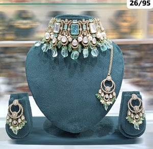 Conjunto de aretes de collar de perlas de Gargantilla Kundan de tono dorado tradicional y de moda de lujo indio con Mangtikka para mujeres y niñas - Product Image 3