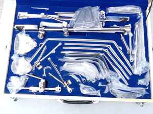 Instruments abdominaux enrouleur monté sur table écarteur Thompson par Rostro international Pakistan - Product Image 3