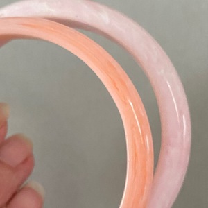 กำไลเรซิ่นสไตล์วินเทจที่มีฝุ่นสีทองและพื้นผิวแบบฝัง - Product Image 3