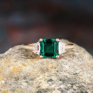 แหวนมรกตสีทองคำขาว14K พรีเมี่ยมพร้อมดีไซน์สุดพิเศษเป็นชิ้นหรูหราคลาสสิกและงดงามสำหรับผู้ที่ชื่นชอบเครื่องประดับสุดหรู - Product Image 1