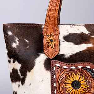 Bolso Tote de Cuero Vacuno Estilo Bohemio Occidental con Diseño de Girasol Hecho a Mano con Borla, Listo para Otoño - Product Image 1