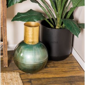 Ensemble de vases en métal de dernière conception de couleur verte et dorée avec une forme de globe et de cylindre unique pour la décoration intérieure moderne - Product Image 1