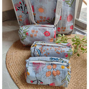 Sac fourre-tout en PU brodé Misty Grey Meadows avec 3 trousses de toilette assorties à fermeture éclair, doublure en coton résistante à l'eau - Product Image 1