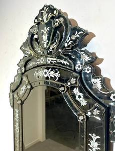 Miroir vénitien gravé avec un blason orné rubis - Product Image 4