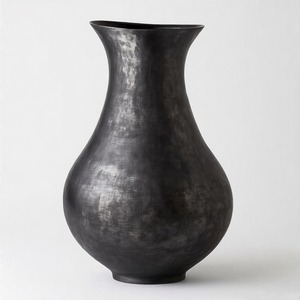 Charbon Crest Artisan Vase Noir avec Texture Naturelle Floral En Relief Design Home Decor Accent Statement - Product Image 6