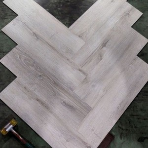 Tablón de vinilo SPC personalizable, respetuoso con el medio ambiente, absorbente de sonido, suelo de núcleo rígido, acabado de grano de madera suave para uso en cubiertas al aire libre - Product Image 5