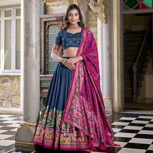 Encantadora lehenga de seda tasar con estampado de papel de aluminio y dupatta de encaje Gotta Patti cosida con cierre de cremallera con cordón CanCan - Product Image 1