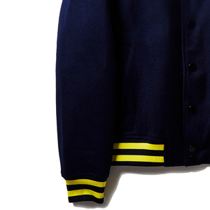 Veste Letterman en laine et cuir pour hommes personnalisée, noire avec broderie rouge, logo, patchs et étiquettes, veste universitaire OEM - Product Image 4