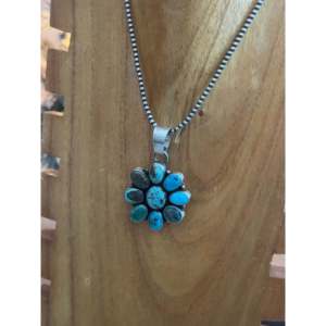 Pendentif en grappe de turquoise et argent sterling de Blaine Yellowhorse avec technologie d'incrustation à sertissage clos - Product Image 2