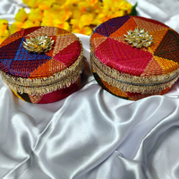Boîte à Ladoo Phulkari Punjabi, boîte cadeau en acier inoxydable brodée pour mithai et fruits secs, récipient à bonbons, cadeau pour Lohri et Sakranti