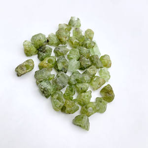 Cuentas de piedra rugosa de peridoto natural de 8-10mm perforadas al por mayor piedras preciosas crudas para la fabricación de joyas - Product Image 3