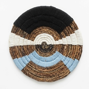 Panier mural en macramé en écorce de bananier naturelle, plateau rond géométrique arc-en-ciel bleu noir blanc, décoration artistique pure pour la mise en scène de la pièce, artisanat - Product Image 1