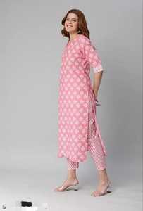 Precioso Kurti de algodón puro con pantalón Diseño de uso regular de Surat Impreso Trabajo Nueva variedad para ropa india y pakistaní - Product Image 3