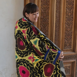 เสื้อแจ็คเก็ตคันธาสีดำแขนยาวผ้าฝ้ายปักลายสีเหลือง คอวี  งานปักครูเวลสำหรับเทศกาล  ชุดลำลองสไตล์ซูซานีทำมือ - Product Image 3