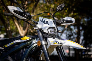 Moto tout-terrain électrique sans balais 2025 Fast Ultra Bee 12,5 kW, modèle Black Light Bee X L1E, pour adulte, avec batterie 74V 55Ah - Product Image 2