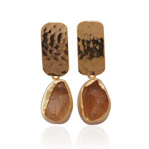 Pendientes hechos a mano con piedras preciosas de citrino en bruto, pendientes de gota con textura chapada en oro martillado, pendientes de tuerca a la moda para mujer, venta al por mayor - Product Image 1