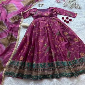 Vestido Anarkali VASTRA COTTAGE de Seda Organza Pura Jimmy con Estampado Digital y Falda Amplia con Dupatta de Encaje de Diseño - Product Image 6