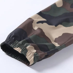 Chaqueta cortavientos de manga larga con bandera de camuflaje personalizada, bolsillos utilitarios, cierre de cremallera de poliéster 100%, apliques de servicio OEM para invierno - Product Image 4