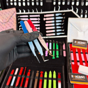 Pinzas de Extensión de Pestañas con Punta de Fibra de Calidad Premium, Diseño de Colores Personalizados, Colores Personalizados, Marca Privada - Product Image 1