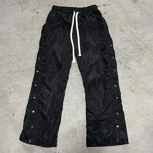 Pantalones de nailon a prueba de viento para hombre, pantalones transpirables con botones a presión laterales, pantalones de pierna ancha impermeables informales de verano personalizados al por mayor - Product Image 4