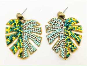 Pendientes de pez con cuentas de colores, diseño de bordado a mano moderno, bordado con cuentas de moda - Product Image 6