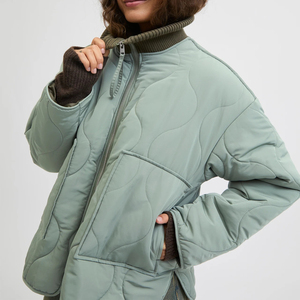 Veste matelassée légère pour femme pour l'hiver Col montant Extérieur Logo personnalisé Veste matelassée d'hiver en gros Taille plus rembourrée - Product Image 5