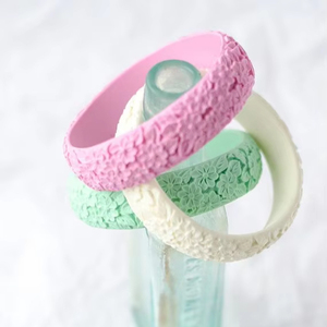 ได้รับการออกแบบเครื่องประดับกำไลข้อมืออะคริลิคเรซิ่นประกายแวววาวกำไลอะคริลิคหลากสีกว้างไม่สม่ำเสมอสำหรับ - Product Image 1