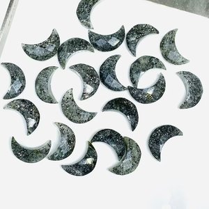Luna tallada en piedra negra solar natural Briolette facetada a mano Luna Rosa cortada piedras preciosas luna creciente a granel - Product Image 1