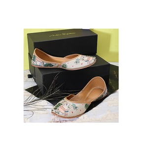 Jutti étnico con cuentas de peso ligero de calidad superior con adornos coloridos para niñas Uso de regalo disponible para la venta - Product Image 1