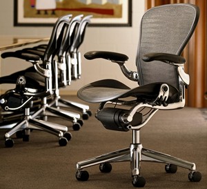 Chaise de bureau ergonomique Aeron Remastered Graphite avec accoudoirs réglables - Product Image 3