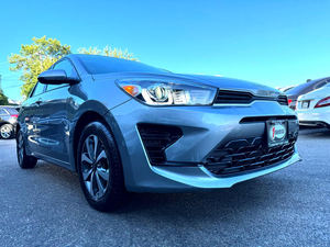 Clean Used 2024 Kia Rio5 S Wagon FWD con ruedas de acero Asientos de cuero Sistema de navegación Asientos con calefacción Arranque remoto Techo solar - Product Image 2