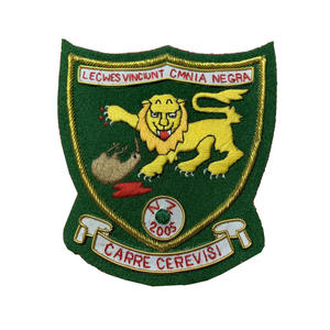 Insigne de club fait main de haute qualité lingot brodé et métal à coudre avec décoration en dentelle - Product Image 1