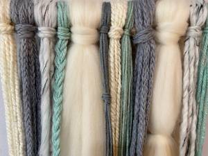 Suspension murale en macramé faite à la main avec un design élégant en tresse, idéale pour la décoration de la maison et du bureau - Product Image 6