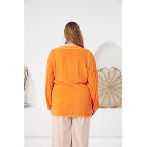 Blusa de Viscosa Lavada RMG Talla Grande para Mujer con Detalle de Emblema, Cómoda Blusa Naranja de Manga Larga para Uso Diario - Product Image 6