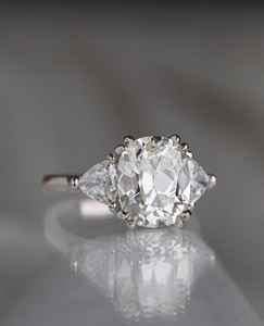 แหวนไตรภาคตัดเพชรโมอิส6.75 CT พร้อมสามเหลี่ยมที่เน้นสามเหลี่ยมสี่กรงเล็บคู่และสายโซลิแทร์2.2มม. สำหรับผู้หญิง - Product Image 1