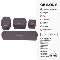 Coffret d'emballage de bijoux de mariage carré gaufré haut de gamme, en papier spécial grain de bois brun foncé avec insert en velours, logo personnalisé