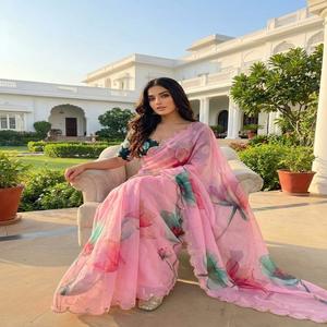 Sari indien en soie Teby pure et douce pour femmes, avec de magnifiques fleurs et un travail de moti à la main, bordure lourde pour tous les saris - Product Image 1