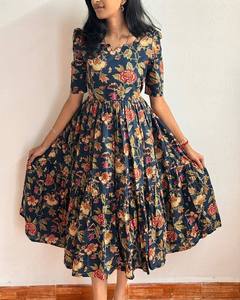 Robe longue bohème élégante pour femmes Robe longue fluide trapèze imprimée ethnique avec manches bouffantes et boutons à l'avant - Product Image 3