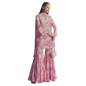 Costume Kurta Sharara en mousseline rose à imprimé floral avec coupe Dana et Moti pour femme tenue de fête traditionnelle - Product Image 3