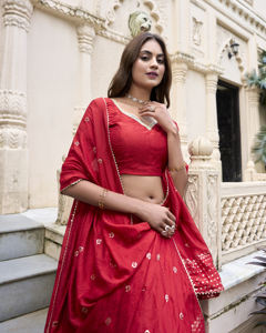 Lehenga Choli en soie Chanderi uni avec bordure en zari complexe et dupatta orné de paillettes, extensible et infroissable - Product Image 3