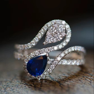 แหวนเงินแท้ 925 ประดับเพชรเพียร์คัทสีน้ำเงินขาว ดีไซน์หรูหราทันสมัยสำหรับผู้หญิง ได้รับการรับรองจาก IGI เหมาะสำหรับงานปาร์ตี้และงานแต่งงาน - Product Image 1