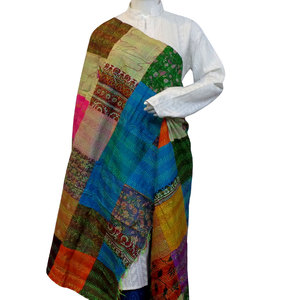 Produits les plus vendus : Étole musulmane au design élégant, fabriquée à la main, en coton Kantha de haute qualité, réversible, en soie, en vente - Product Image 1