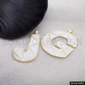 Colgante de latón chapado en oro de diseñador hecho a mano, alfabeto esmaltado grande, cadenas cristianas clásicas, regalo de moda para ella - Product Image 3