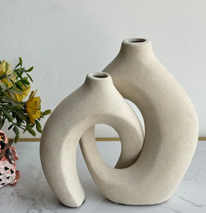 Un vase jaune mince avec un motif floral peint et une base rayée disponible au prix de gros - Product Image 3